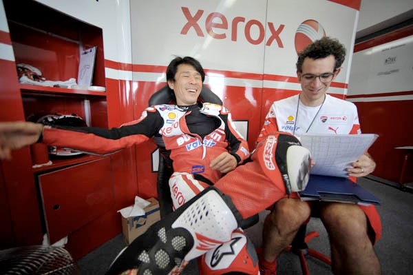 Ο Nori Haga χαμογελαστός στα boxes της Ducati